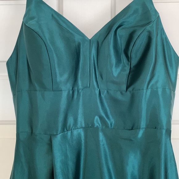 Stunning Jade Green Gown - Picture 3 of 9